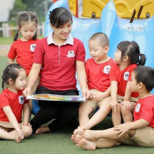 Đồng Phục Giao Viên Mần Non Áo Đỏ Logo Trường DMPN10
